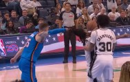华体会hth sports-这得吃牌！哈滕防守时拉扯卡斯尔头发，裁判没有表示