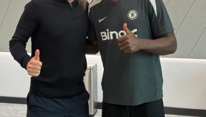 厄瓜多尔主帅贝卡切切现场观战切尔西，并与凯塞多合影